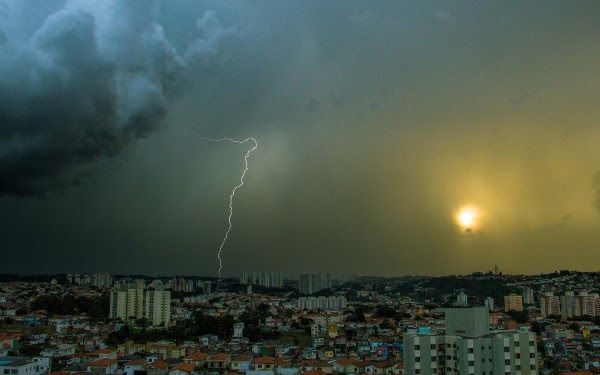 Rede de Detecção de Descargas Atmosféricas x Sensor de Raios